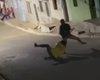 Homem tenta golpear irmão com foice e é contido por vizinhos em São Brás