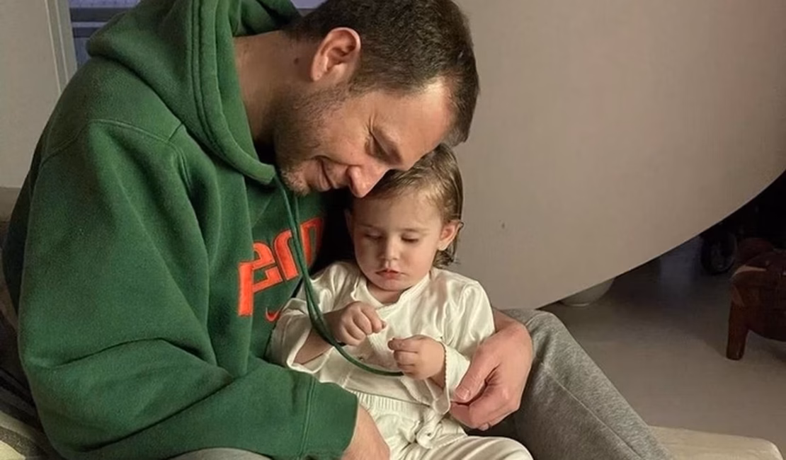 Tiago Leifert diz que filha está passando por fase difícil: “Terrível”