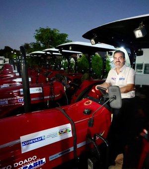 Prefeito Nicollas anuncia novo trator para agricultura familiar de Atalaia