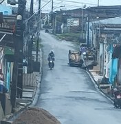 Carro capota em ladeira no bairro Alto do Cruzeiro, em Palmeira dos Índios