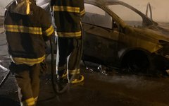 Carro pega fogo na Avenida Rotary