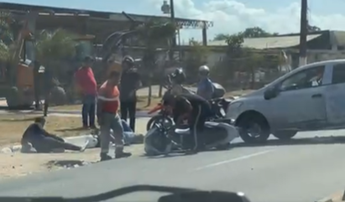 Colisão entre carro e moto é registrada na Avenida Menino Marcelo, em Maceió
