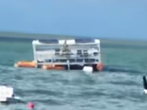 Mau tempo e acúmulo de água causaram afundamento parcial de catamarã na Ponta Verde
