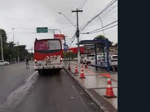 [Vídeo] Fiação elétrica cai e atinge ônibus na Avenida Menino Marcelo, em Maceió