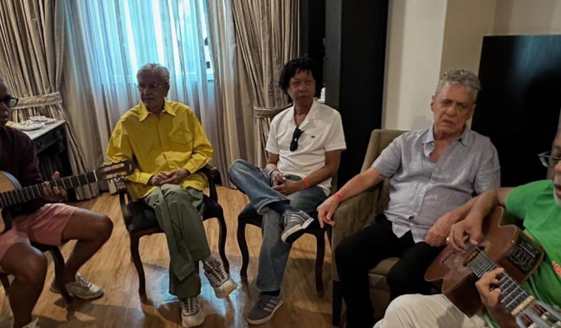 Caetano, Chico, Djavan e Gil cantam juntos antes de ato musical no RJ; veja