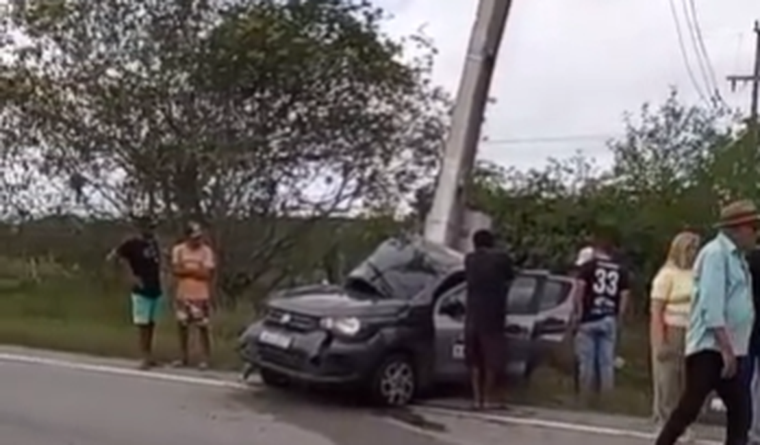Homem de 39 anos morre após colidir carro contra poste na AL-220