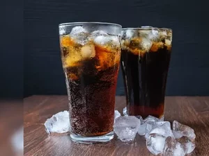 Casal bebe refrigerante com soda cáustica e será indenizado