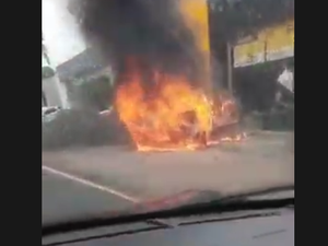 [Vídeo] Carro pega fogo na Avenida Fernandes Lima, em Maceió