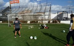 Goleiro da base, Naldo trabalha com elenco profissional do ASA