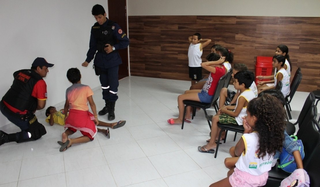 Bombeiros Civis realizam treinamento com crianças de Centro Esportivo