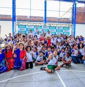 Prefeito entrega quadra para 290 alunos de Chã da Jaqueira