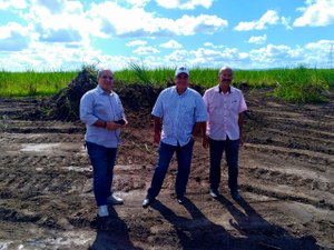 Prefeito Luiz Emílio vistoria local onde será construído campo de futebol
