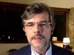 Ex-ministro Nelson Teich reaparece com novo visual e vira meme: 'gato'