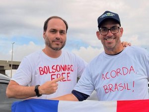 Em ato, Carlos Bolsonaro destaca lealdade de Leonardo Dias: 'precisamos de gente como você'