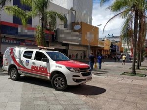Homem é contido por populares suspeito de assaltar Centro usando canivete e tesoura