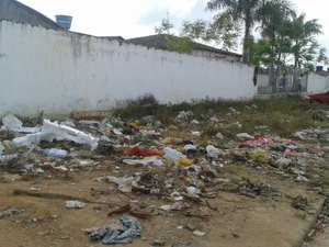 Lixo acumulado em frente a UBS pode prejudicar saúde dos  moradores