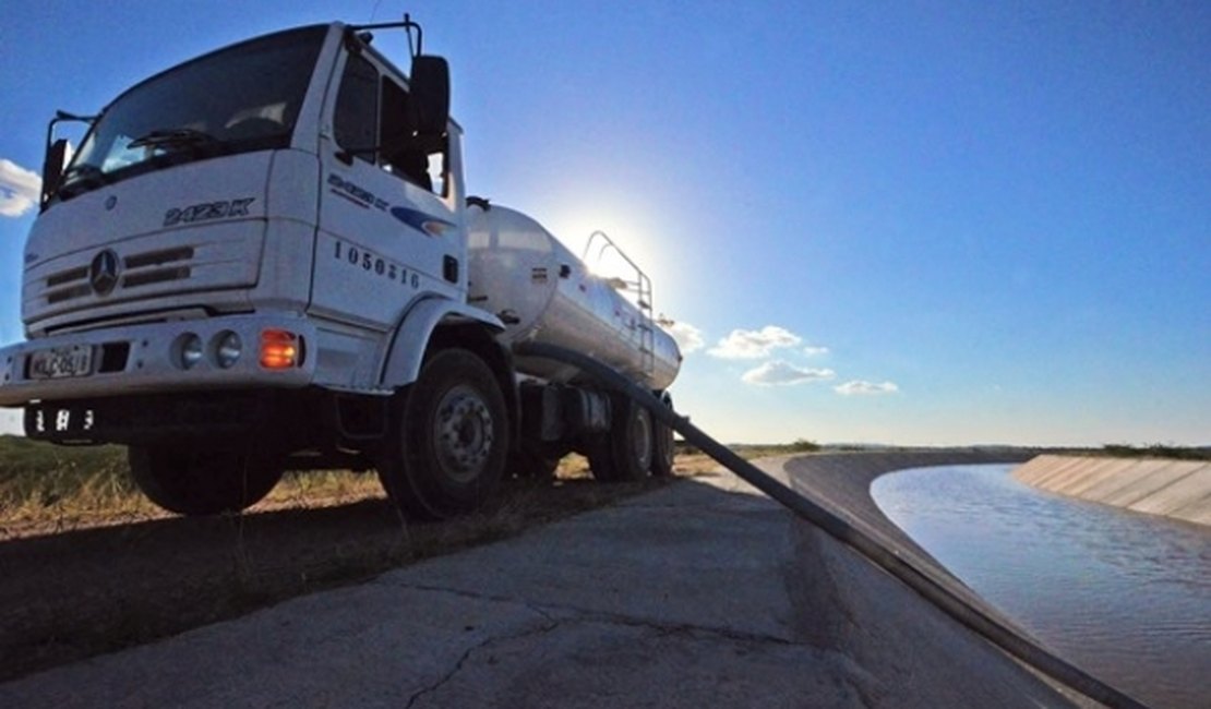 Semarh entrega autorização para agricultores usarem água do Canal do Sertão