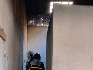 Bombeiros controlam incêndio que atingiu residência no bairro da Levada, em Maceió