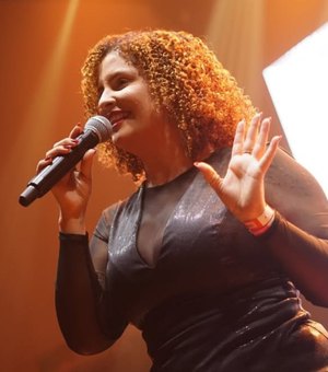 Dona Flô desabafa no palco durante São João de Arapiraca após ser interrompida por banda Magníficos