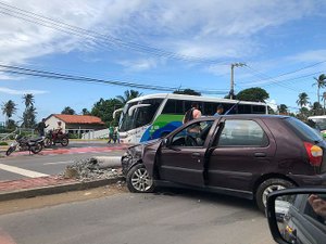 Colisão de carro em poste deixa trânsito lento na AL-101 Norte