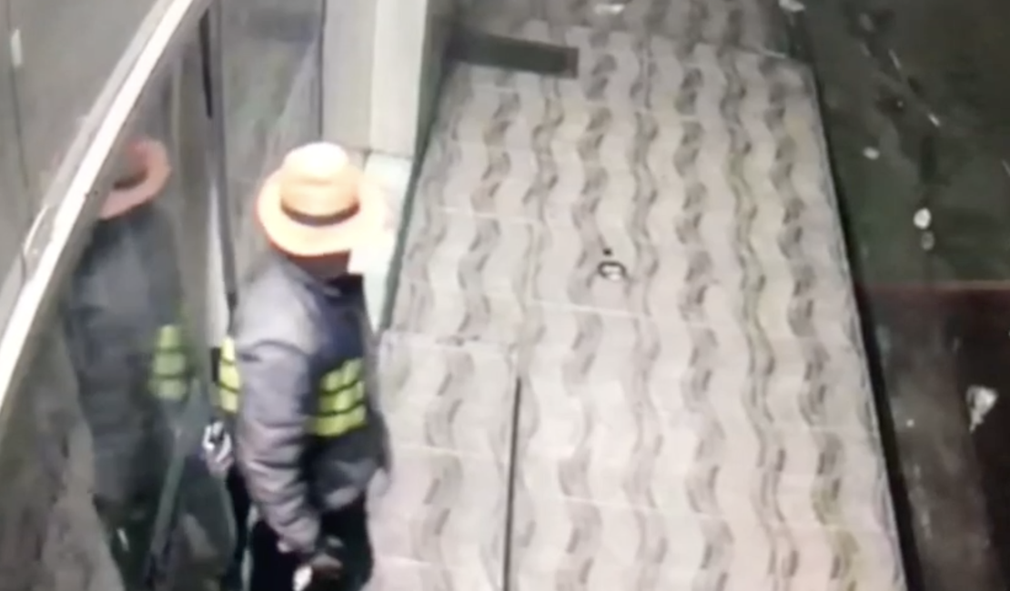 [Vídeo] Câmeras de segurança flagram criminoso invadindo loja e furtando objetos no Centro de Arapiraca