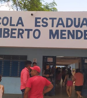 Eleitores da Escola Estadual Humberto Mendes fazem filas antes das abertura das seções