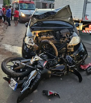Colisão entre carro e motocicleta deixa jovem com fratura exposta em Arapiraca