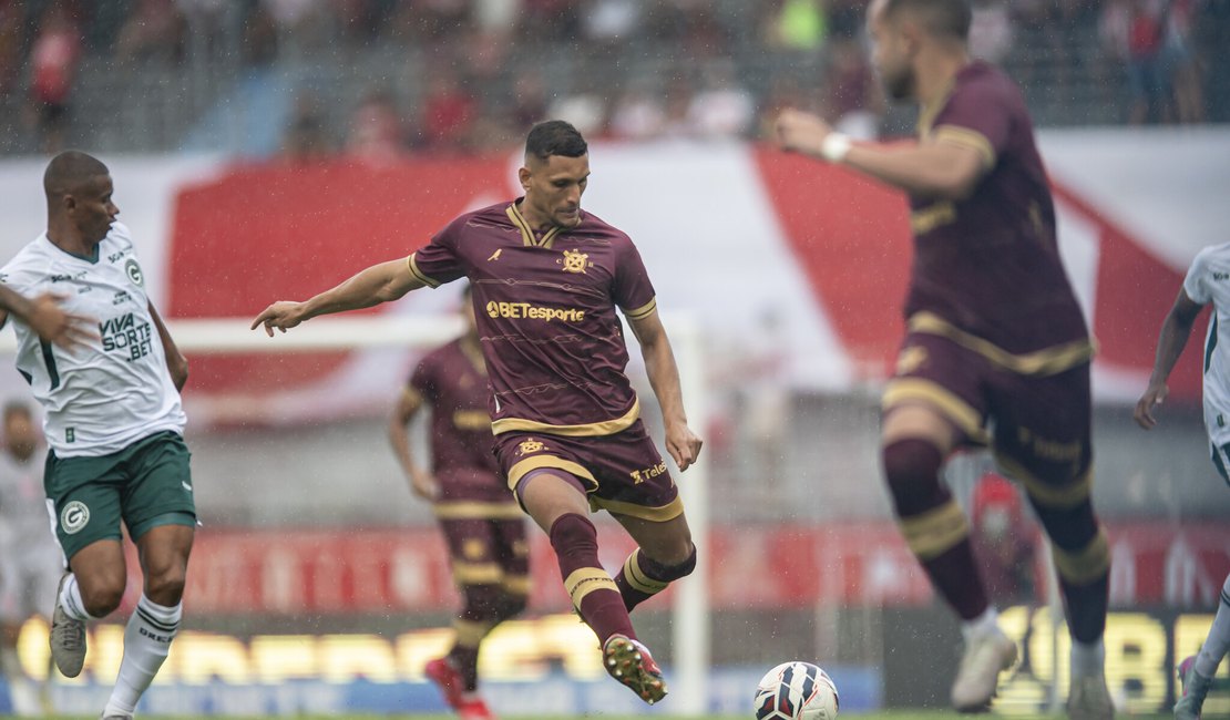 CRB vence o líder Goiás por 2 x 0 e entra no G4 da Série B