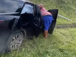 Com sinais de embriaguez, mulher perde controle do carro e derruba poste em Arapiraca