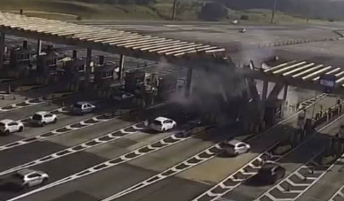 Carro derruba teto de pedágio em SP; motorista morre