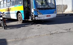 Acidente na Avenida Ceci Cunha deixa trânsito lento em Arapiraca