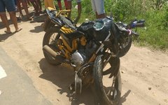 Colisão entre motocicleta e caminhonete deixa três pessoas mortas 