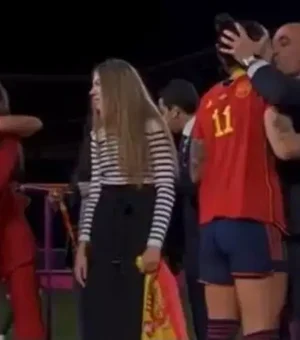 Jogadora da Espanha leva beijo na boca durante a premiação da Copa do Mundo Feminina