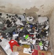 Polícia descobre casa que era usada para guardar peças de celulares e motos roubadas