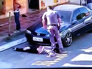 PMs são afastados depois de pisar em pescoço de mulher negra em São Paulo