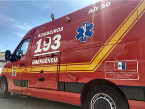 Queda de moto deixa duas pessoas feridas no Feitosa, em Maceió