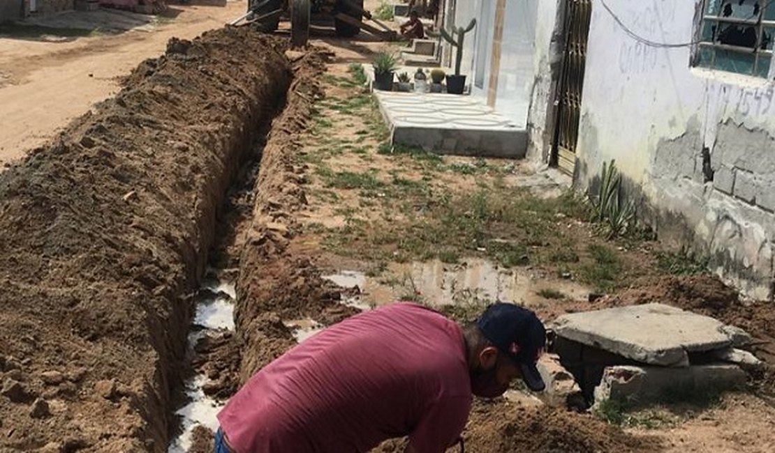 Casal implanta redes de água e amplia abastecimento em Delmiro Gouveia