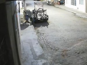 [Vídeo] Homem fica ferido após cair de motocicleta ao passar por quebra-molas sem sinalização