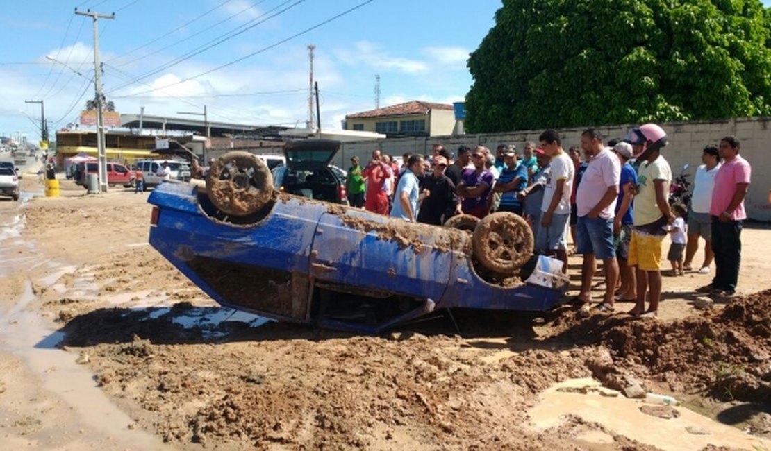 Motorista perde o controle do veículo e capota ao lado da duplicação