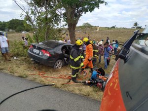 Colisão entre carros deixa vítima presa às ferragens na BR-101