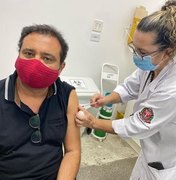 Geraldo Luís é vacinado contra a covid: 'Quase morri dessa doença'