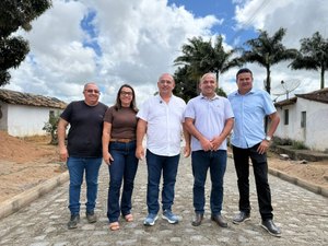 Prefeito Leandro Silva cumpre promessa e leva calçamento ao povoado Olho D’Água