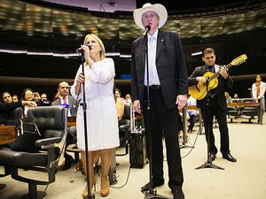 Sérgio Reis diz que votar a favor de Temer seria como 'matar a sogra'