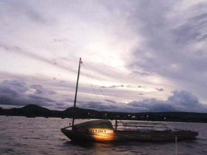 Iphan remove Canoa Tolda Luzitânia das águas do rio São Francisco