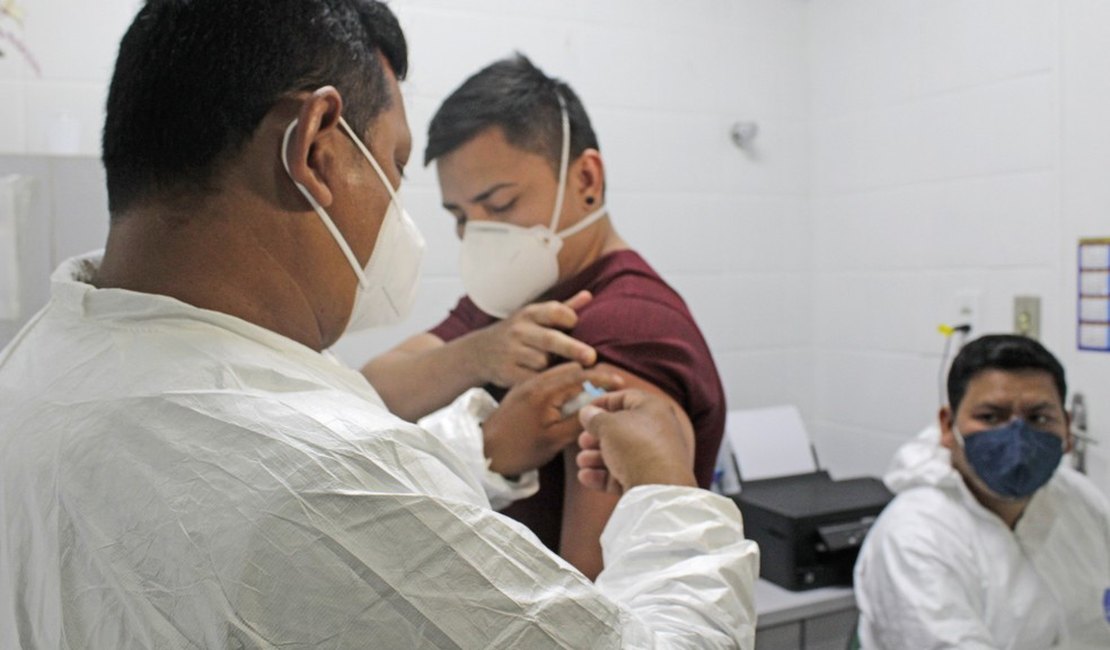 Após ordem judicial, prefeitura de Manaus divulga nomes e cargos dos vacinados
