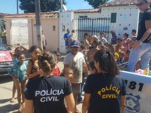 Natal: policiais civis distribuem brinquedos para crianças na Capital