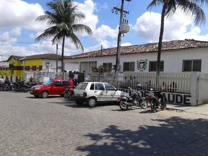 Vergonha: Pacientes passam a madrugada no chão de secretaria para marcar consulta