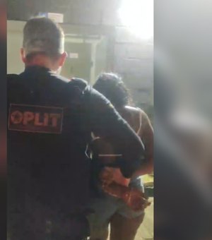 Mulher é vista entregando drogas a um grupo de pessoas e é presa na Pajuçara