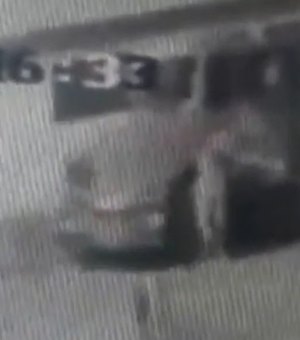 Câmeras de segurança flagram caminhoneiro sendo assaltado na Santa Lúcia