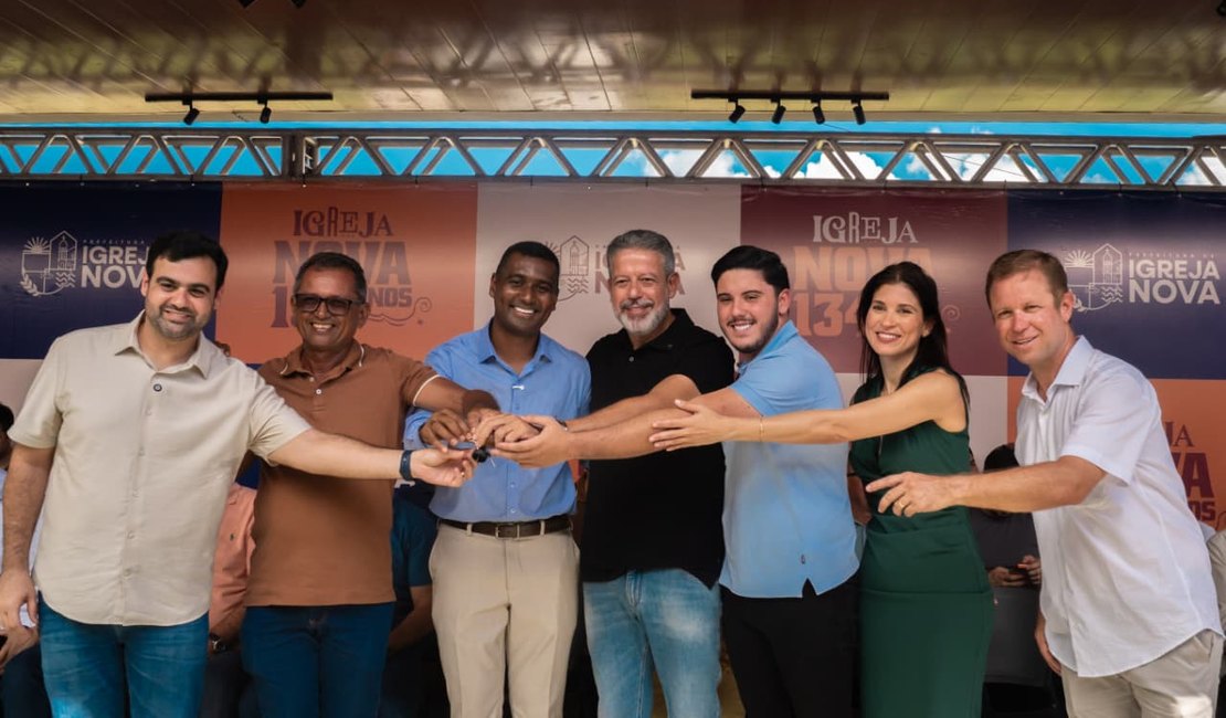 Em Igreja Nova, Arthur Lira entrega retroescavadeira anfíbia e fortalece perímetros irrigados do São Francisco